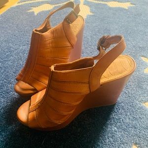 Gianni Bin Wedge•Carmel Color•Size 9 •Covered Wedge•Open Toe•Buckle Closure